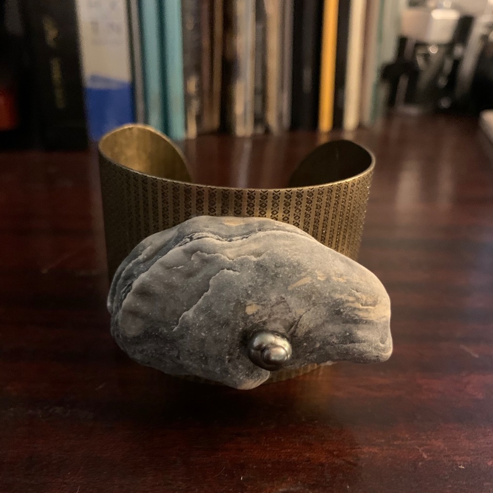 🍍STATEMENT gold cuffwith real oyster shell
